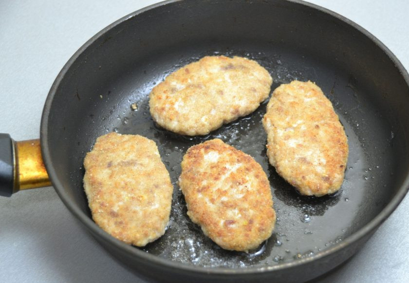 1. Этап. Куриные котлеты с молоком: Обжарьте котлеты с обеих сторон на растительном масле.