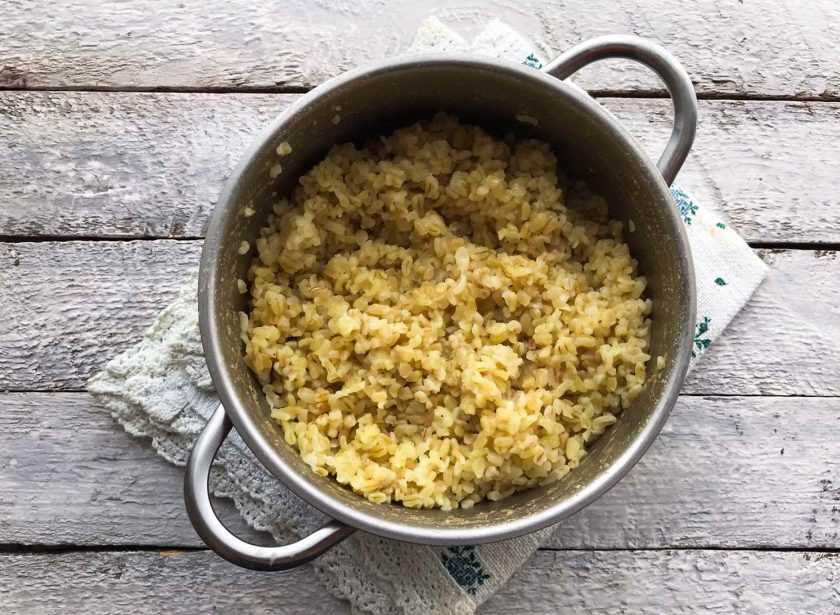 1. Этап. Булгур в сливочном соусе: Булгур отварите до готовности и добавьте сливочное масло.