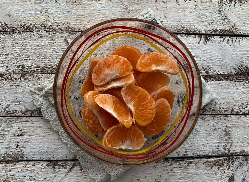 1. Этап. Заливной пирог с мандаринами: Мандарины очистите от кожуры и удалите белые волокна.