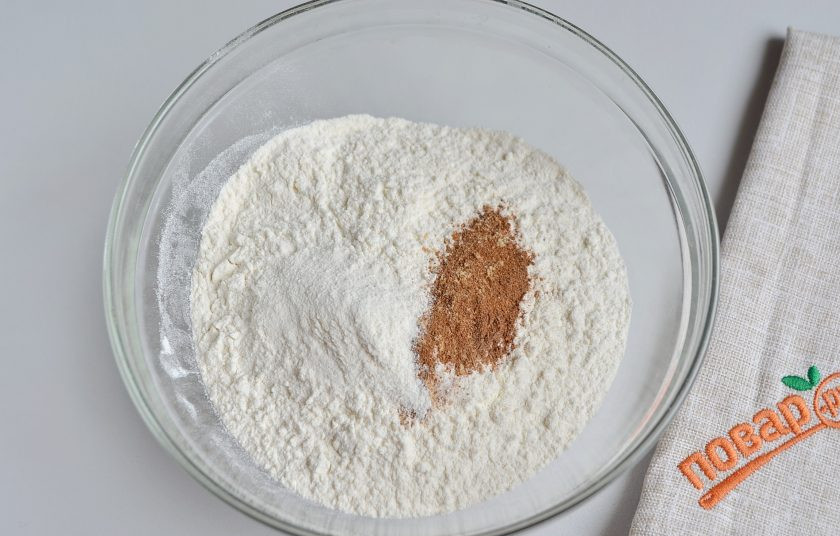 1. Этап. Криптопеченье: 2. Подготовьте две мисочки, в первой смешайте сухие ингредиенты: муку, разрыхлитель и специи.