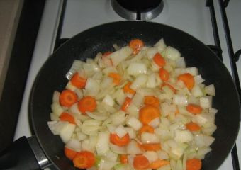 1. Этап. Запеканка из печени: 4. Поджарим на растительном масле овощи, пока лук не станет прозрачным. Остужаем.