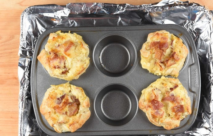 1. Этап. Мини-киш с беконом: В тесто выложите кусочки бекона и сыра. Влейте заливку.