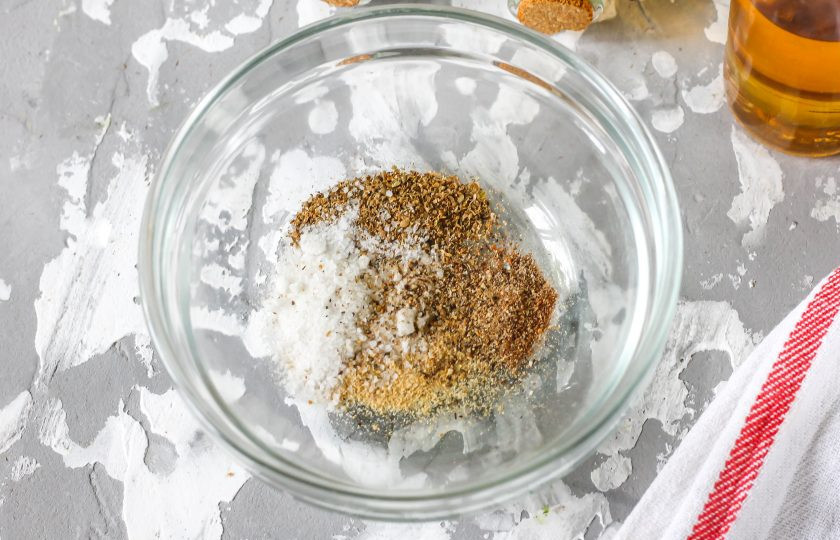 1. Этап. Маринад для утиной грудки: Добавьте соль и молотый черный перец. Свежий чеснок, лук или зелень не используйте - при обжаривании или запекании они подгорят и обуглятся.