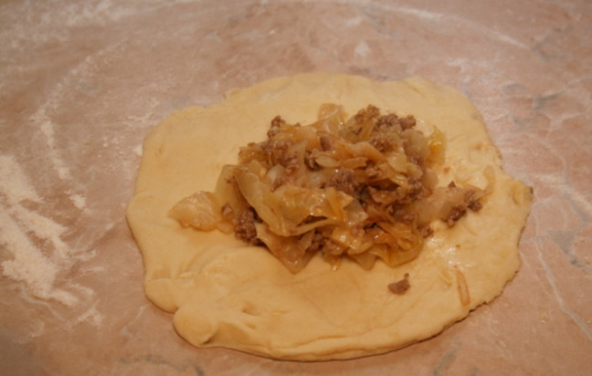 1. Этап. Китайские пирожки на пару: 10. От общей массы теста отделяю кусок, раскатываю его толщиной 0,5-0,8 сантиметра, по центру выкладываю приготовленную начинку.