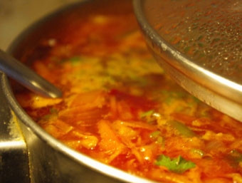 1. Этап. Борщ с грибами и фасолью: Выложить их в томатную зажарку, перемешать и выключить огонь. Когда капуста достигнет стадии 