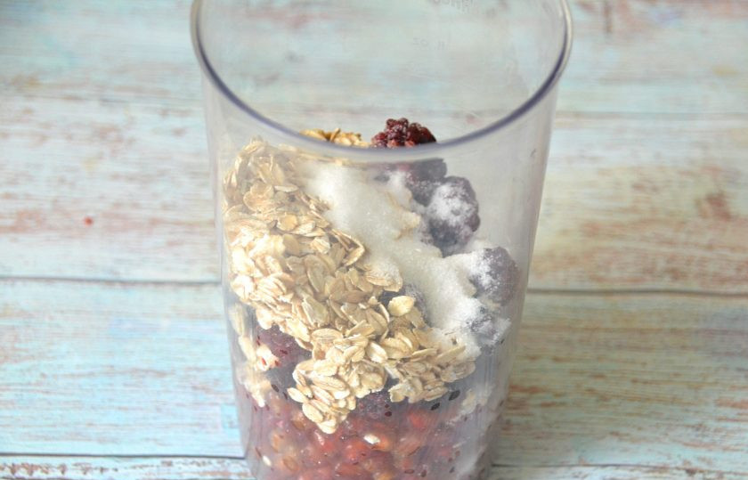 1. Этап. Смузи с гранатом: Добавьте в стакан сахар и овсяные хлопья.