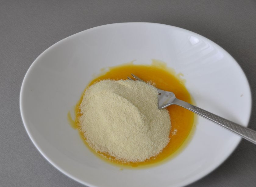 1. Этап. Куриная лапша с опятами: Всыпьте муку и замесите очень крутое тесто.