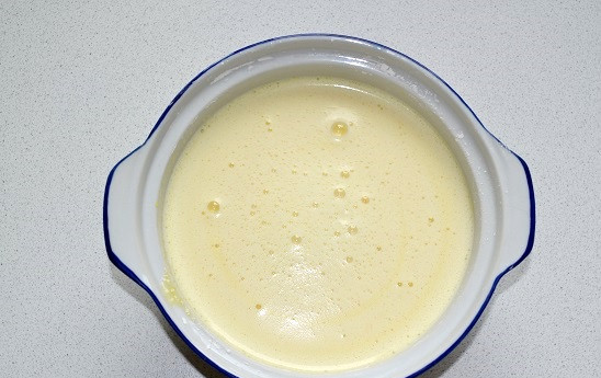 1. Этап. Торт Норд: Влейте горячее молоко и поставьте на огонь. Варите на медленном огне, постоянно помешивая, пока крем не начнет густеть.