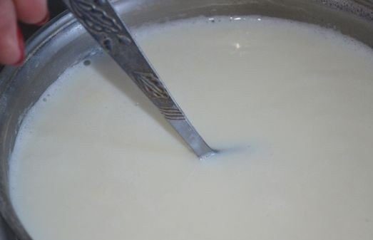 1. Этап. Каша Дружба на молоке: 6. После влейте молоко. Добавьте сахар после закипания.