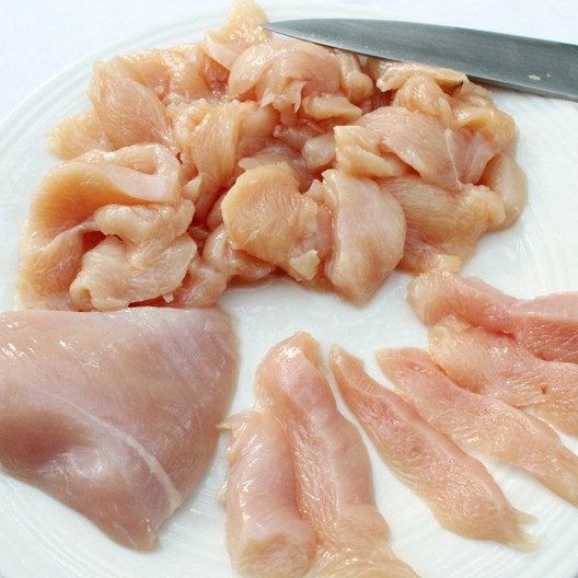 1. Этап. Куриное филе с фасолью: Куриную грудку разрежьте на небольшие кусочки.