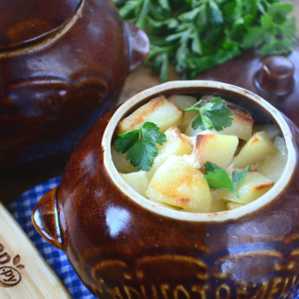 Охотничьи колбаски с картофелем и шампиньонами в горшочках
