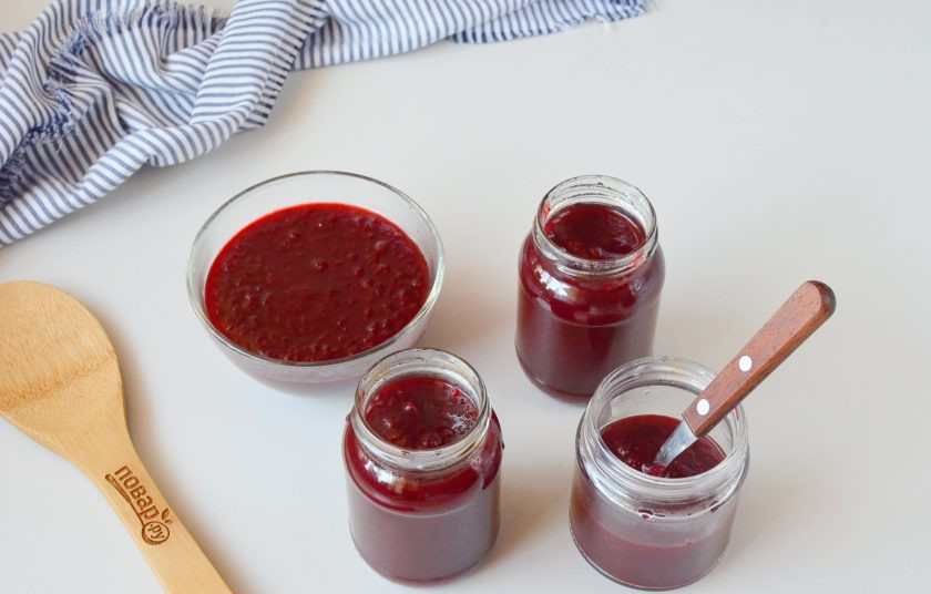 1. Этап. Ткемали из слив на зиму: Горячий соус разлейте по стерильным баночкам и закрутите крышками. Храните в прохладном месте.