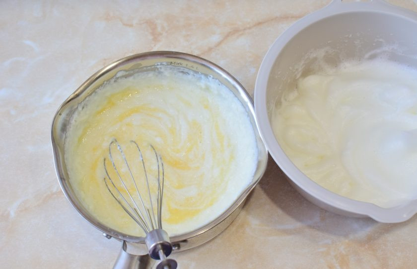 1. Этап. Каша Гурьевская: В кашу вмешайте желтки, а затем и белки.