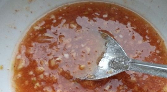 1. Этап. Капуста Чим чи: К этой смеси влейте соляной раствор до состояния густой сметаны.