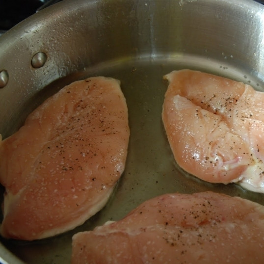 1. Этап. Курица с овощами в цитрусовом соусе: В большой жаровне разогреваем немного оливкового масла, кладем туда кусочки курицы. Обжариваем на быстром огне до образования небольшой коричневой корочки с одной стороны...