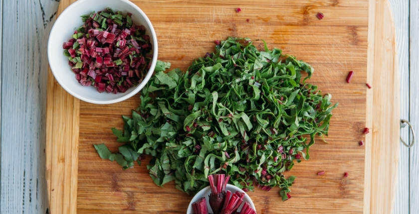 1. Этап. Новогодний салат с яблоком: 3. Ботву моем, отряхнем от остатков воды и нарежем мелко. Отправим в салат. Заливаем соевым соусом и перемешаем все ингредиенты, дальше добавим специи, если хотите.