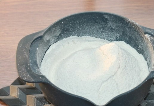 1. Этап. Хлеб на картофельном отваре: 2. Муку пшеничную (240 г) и ржаную (4 ст. л.) смешать и просеять. Всыпать сухие дрожжи (1 ч. л.) и перемешать венчиком.