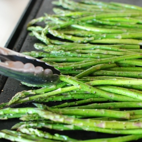 1. Этап. Жареная спаржа в бальзамическом соусе: Выкладываем спаржу на противень, солим, перчим.