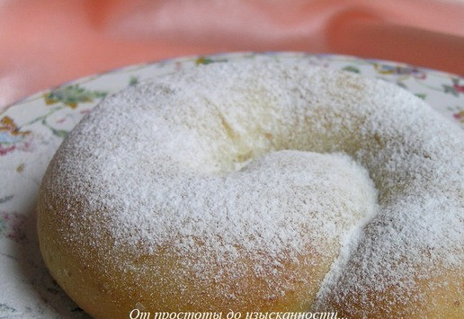 1. Этап. Энсаймада или Булочки-улитки: Еще горячие булочки посыпьте сахарной пудрой.
