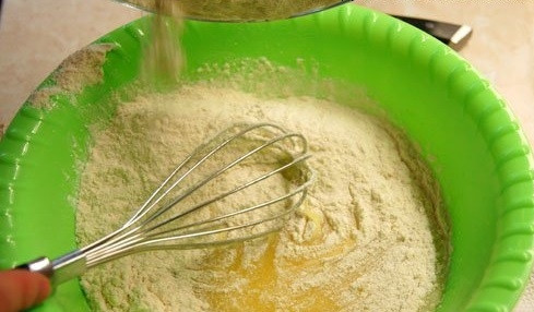 1. Этап. Вафли для советской вафельницы: 5. Небольшими порциями добавляйте просеянную муку, постоянно перемешивая. Тесто не должно быть слишком крутым, чтобы вафли были нежными и хрустящими.