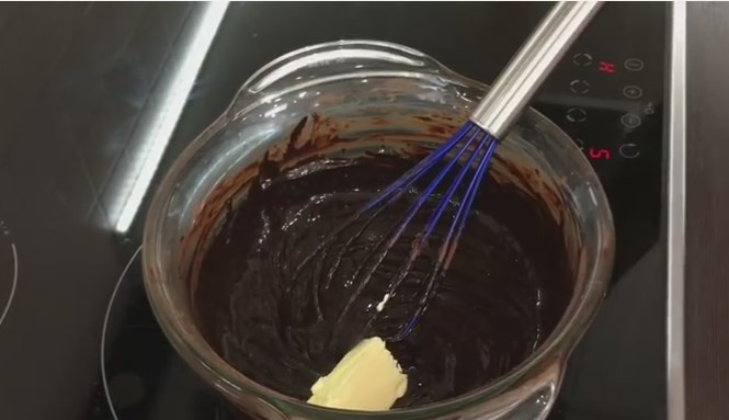 1. Этап. Очень простой шоколадный торт на раз, два, три: 6. Когда помадка станет глянцевой, добавьте десертную ложку сливочного масла и столовую ложку коньяка (или рома). Перемешайте и варите еще пару минут. До остывания продолжайте помешивать помадку венчиком.