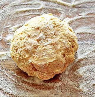 1. Stage. Cheesy Garlic Cookies: Make a notch in the center of the flour mixture. Add milk and cheese, mix until smooth. Knead the dough.