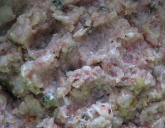 1. Этап. Рыбные котлеты из речной рыбы: Теперь солим и посыпаем фарш молотым перцем и тщательно перемешиваем до однородного состояния, потом немного отбиваем его.