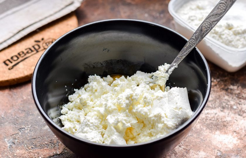 1. Этап. Творожное печенье с апельсином: Добавить творог в миску с яйцом и сахаром. Перемешайте хорошо все при помощи ложки.