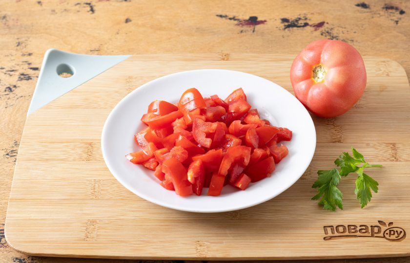 1. Этап. Лаваш с хумусом: Помидоры помойте, удалите плодоножку и порежьте небольшими кубиками.
