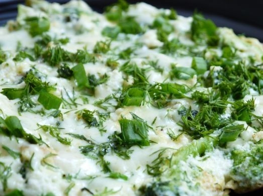 1. Этап. Омлет с брокколи на сковороде: Сыр натрите, лук и укроп мелко нарежьте, посыпьте всем этим омлет. Ешьте блюдо, пока оно горячее.