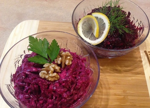1. Этап. Свекольный салат с чесноком и орехами: Салат можно подавать к столу сразу или дать немного настояться. Украшаем салат по своему вкусу и желанию.