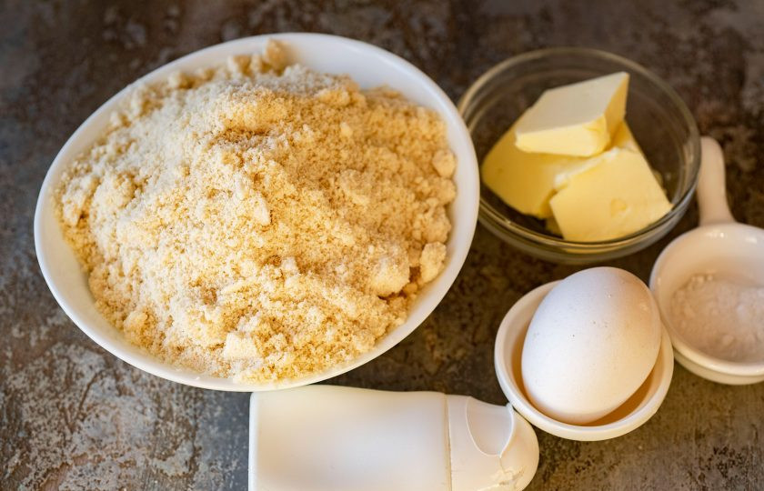 1. Этап. Кето-печенье: Подготовьте сразу же все ингредиенты. Масло сливочное должно быть мягким к началу процесса приготовления, поэтому достаньте его из холодильника заранее.