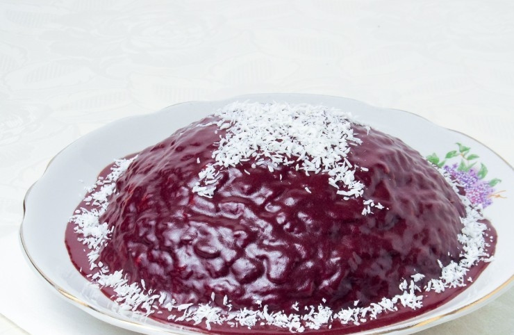 1. Этап. Торт из печенья и вареной сгущенки: Охладите глазурь 15 минут в холодильнике. Затем залейте ей торт. Также его можно украсить по вашему желанию.