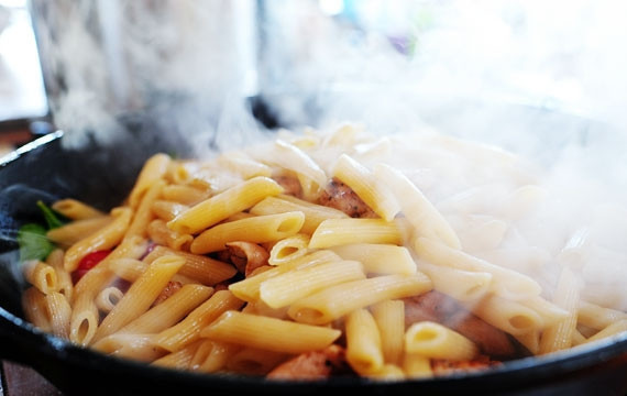 1. Этап. Паста Флорентина с курицей: 3. После добавьте мясо и готовые макароны (аль денте).