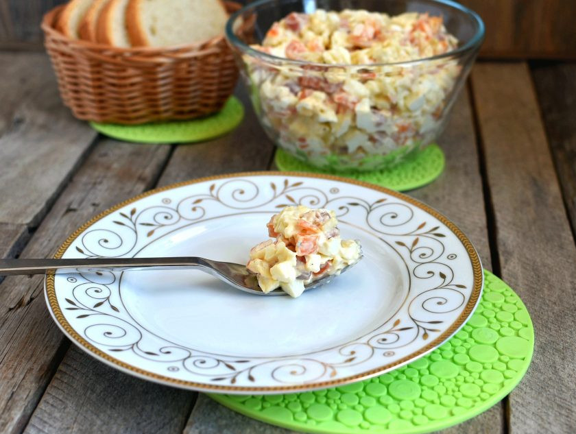 1. Этап. Салат с морковью и копченой горбушей: Подавайте со свежим белым хлебом, очень вкусно.