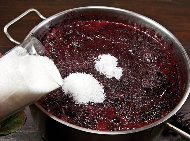 1. Этап. Вино из черной рябины в домашних условиях: Ягоду НЕ моем. Складываем в стеклянную, нержавеющую или эмалированную посудину. Разминаем вручную каждую ягодку, можно также перемолоть через электромясорубку. Досыпаем сахара 6-7 стаканов. Качественно перемешиваем и убираем на 7 дней в комнатную температуру не выше 25 С. Помешиваем ежедневно.