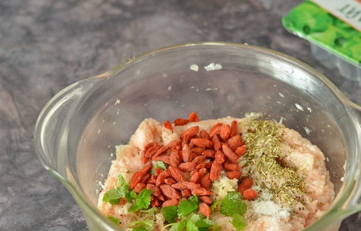 1. Этап. Рулет из индейки с ягодами годжи: В миску положите фарш индейки, добавьте соль, сухие итальянские травы, натёртый на мелкой тёрке чеснок. С мелиссы оборвите листочки и добавьте их целиком, если они мелкие или порежьте, если крупные. Добавьте к фаршу сухие ягоды годжи.