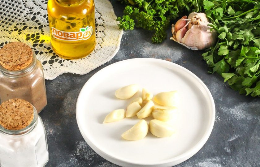 1. Этап. Чесночный соус с уксусом: Чесночные зубчики очистите от кожуры и промойте в воде, слегка обсушите бумажными салфетками.