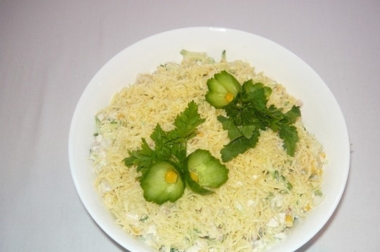 1. Этап. Салат по-гавайски: Складываем наш салатик горочкой, посыпаем оставшимся сыром и подаем на праздничный стол.