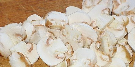 1. Этап. Салат Грибы на поляне: 2. Теперь моем и чистим (если надо) грибы, и дальше обжарим их на растительном масле. Можно, в общем, и отварить, если хотите.