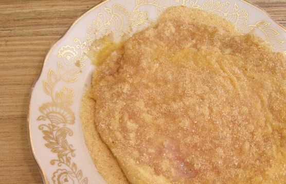 1. Этап. Ромштекс из свинины: Обваляйте в сухарях (тоже с двух сторон).