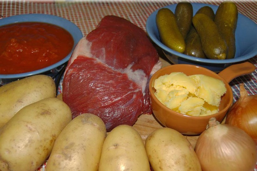 1. Этап. Мясо по-татарски: 1. Рецепт приготовления мяса по-татарски окажется очень простым, при наличии всех необходимых ингредиентов.