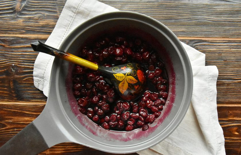 1. Этап. Штрудель с вишневой начинкой классический: Доведите смесь до кипения и поварите на медленном огне минут 5, чтобы специи пропитали ягоду своим ароматом. По окончании варки удалите палочку корицы и бадьян.