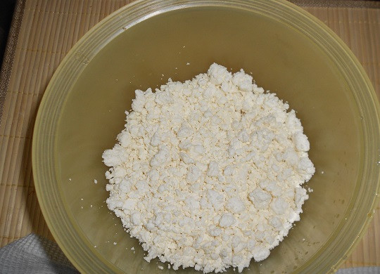 1. Этап. Творожная запеканка в духовке: 1. Знаете, как сделать творожную запеканку в духовке по-настоящему воздушной? Творог предварительно нужно протереть через сито, чтобы удалить все комочки.