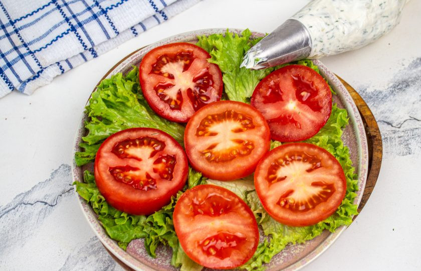 1. Этап. Помидоры с творожным сыром и чесноком: Сливочный сыр переложите в кондитерские мешки с насадкой 