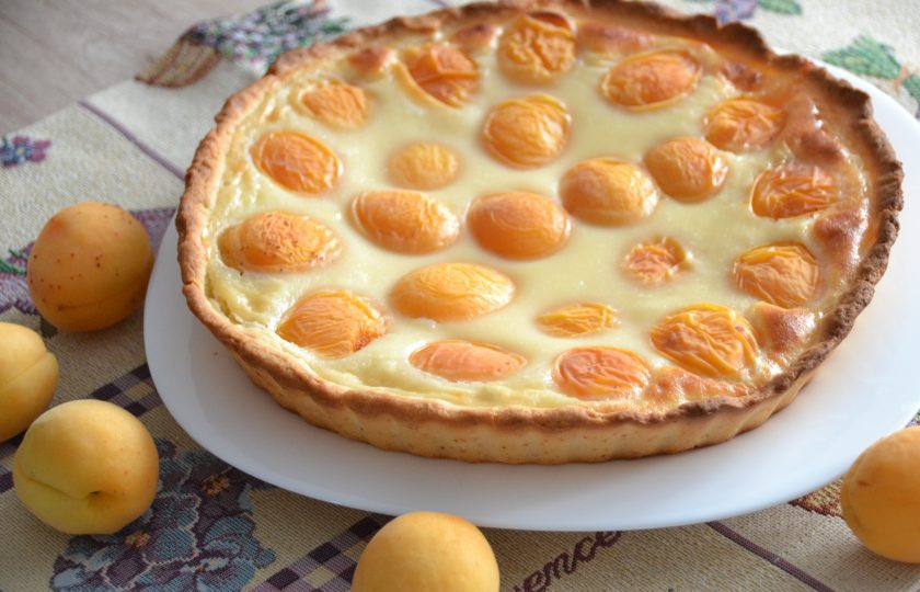 1. Этап. Цветаевский пирог с абрикосами: Перед подачей пирог остудите и извлеките из формы.