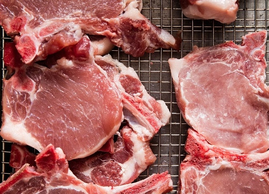 1. Этап. Отбивная на кости: 1. Мясо вымойте, нарежьте порционными кусочками и немного отбейте. Посолите и поперчите по вкусу.