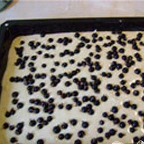 1. Этап. Летний кекс с ягодами: 4. В смазанную маслом прямоугольную форму, примерно двадцать пять на тридцать пять сантиметров, выливаем приготовленное тесто. Ягоды выложить сверху (черника, черная смородина, кому какие нравятся).