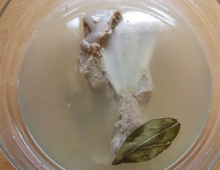 1. Этап. Аши-сорпа: Ставьте варить мясо на четыре часа на медленном огне. Добавьте лавровый лист и перец горошком. Когда мясо будет готово, процедите бараний бульон в отдельную емкость и переложите в него мясо и специи.