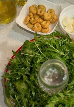 1. Этап. Салат Новогодний с сыровяленой индейкой: Зелень выложить по кругу, как на фото